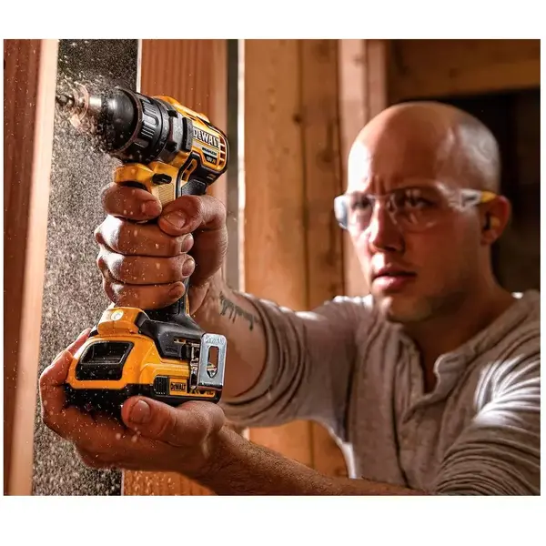 DeWalt Masina de gaurit si insurubat DCD791D2-QW, 2 acumuatori Li-Ion, 18 V, Incarcator + Valiza